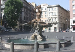 La fontana del Tritone del Bernini, nel rione Trevi