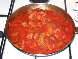 Preparazione della salsa all'amatriciana